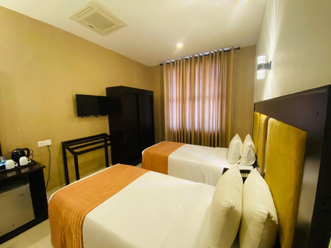 The Full Moon Hotel Katunayaka Εξωτερικό φωτογραφία